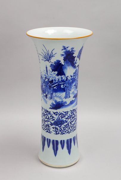 Trompetenvase, Unterglasurdekor in Blau, Boden ungemarkt; Höhe 47 cm