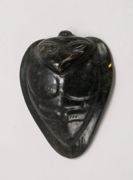 Jade-Schnitzerei/Amulett, Fledermaus - stilis. Ausf., mit 2x Bohrungen für Aufh.