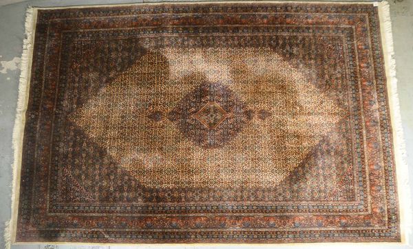 Indo-Orientteppich, mittelfeine Knüpfung, guter hoher Floorzustand, ringsherum komplett; Maße 407 x