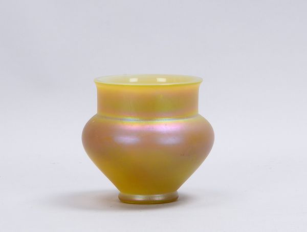 Glasvase (Jugendstil), milchig-opaques Glas mit gelb irisierendem Überfang, ungemarkt; Höhe 12 cm