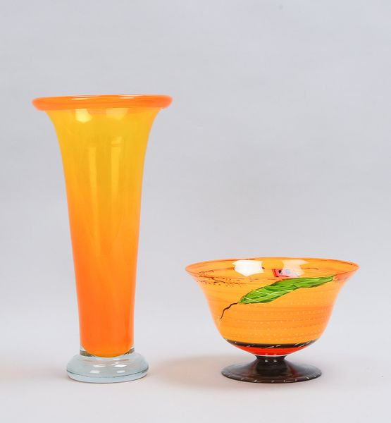 2 dekorative Tischgefäße, Künstlerglas: Schale, farbiges Glas, Wandung mit punktförmigen Aufschmelz
