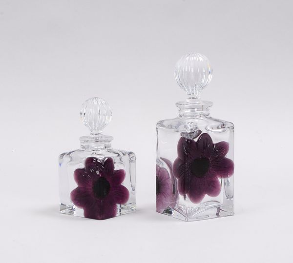 Daum/Frankreich, 2 Glasflacons (aus der 'Coppelia'-Serie), Bleikristall, Wandung mit tief geschnitte