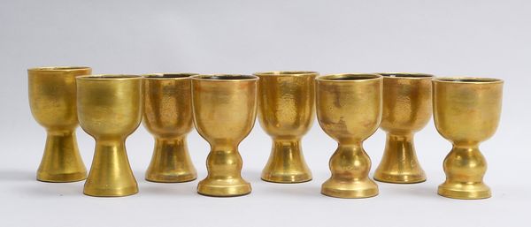 Eulentöpferei, Satz Pokalbecher, Keramik, Wandung vergoldet, innen mit schwarzbrauner Glasur, Entwur