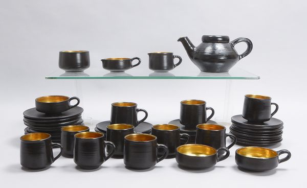 Eulentöpferei, Kaffee-/Teeservice, Keramik, Gefäße mit schwarzbrauner Glasur, mit Innenvergoldung, u