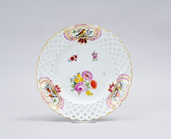 Meissen (I. Wahl), Porzellanteller, filigranem Durchbruchrand, Spiegel mit Blumendekor, Fahne umlauf