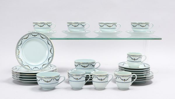 Raynaud/Limoges (Frankreich), Kaffee-/Mokkaporzellan, hell-seladonfarben, mit Goldmalerei, umfassend