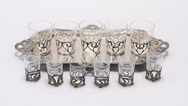Feines Sammler-Schankset (Jugendstil), 12-teilig: kleines Serviertablett mit 2 Gläsersätzen, Gläser