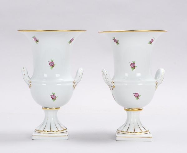 Herend/Ungarn, Paar Porzellan-Amphorenvasen, Dekor 'Streublümchen'; Höhe 24 cm
