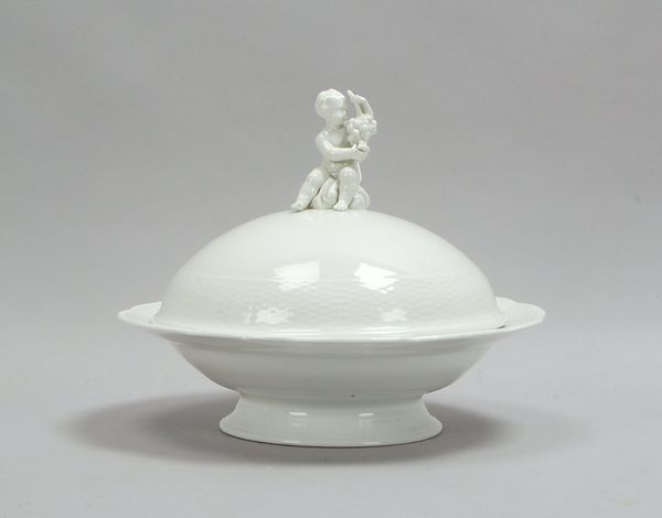 KPM Berlin (2-gestrichen), Deckelterrine, Form 'Neuozier', Deckel mit figürlichem Knauf ('Knabe mit