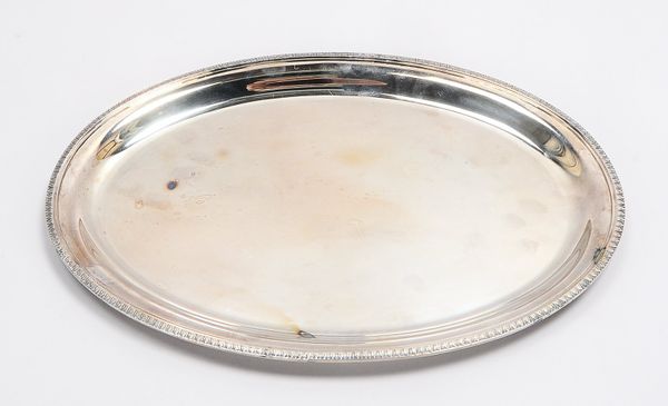 Ovales Tablett, 800 Silber, Ausführung im Empire-Stil, Reliefrand; Maße 39 x 28 cm, Gewicht 705 g