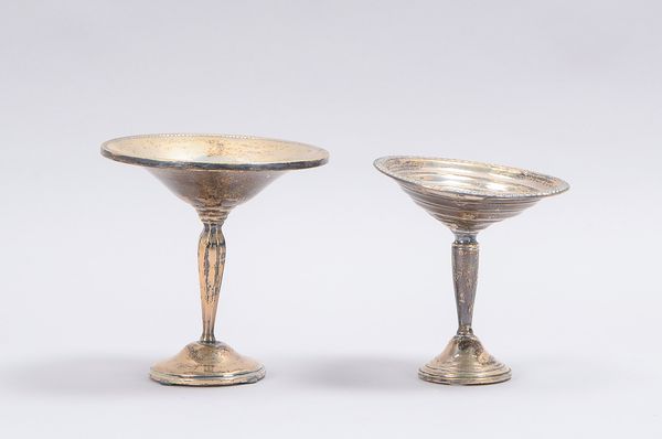 2 kleine Tischaufsätze (England), 925 Sterlingsilber, verschiedene Ausführungen, jeweils gefüllt; 1x