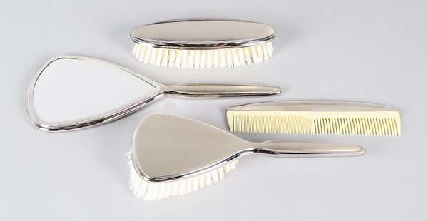 WMF, Sammler-Toilettengarnitur, versilbert, 4-teilig, umfassend: Handspiegel und Kamm, Haarbürste un