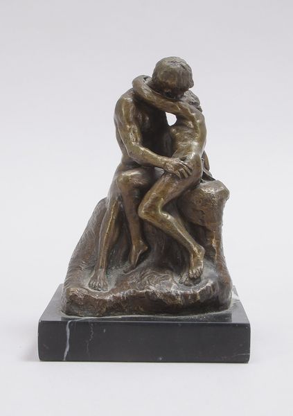 Kleine Bronzeskulptur (nach Auguste Rodin - neuzeitlicher Nachguss), 'Der Kuss', Figur verso mit Gie