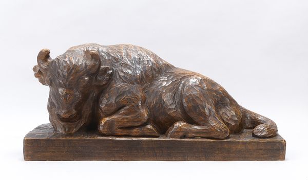 Große Holzskulptur, 'Ruhender Bison', handgeschnitzt, auf Holzsockel, auf dem Sockel signiert 'F. Be