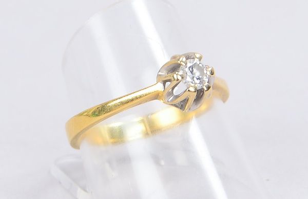 Ring, 750 GG/WG (gestempelt), besetzt mit einzelnem Brillant von ca. 0,20 ct; RG 58, Gewicht 3,20 g