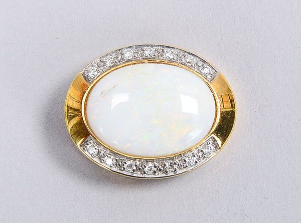 Anhänger, 585 GG (gestempelt), besetzt mit einzelnem Opal, Stein im Cabochonschliff, und 14x Begleit