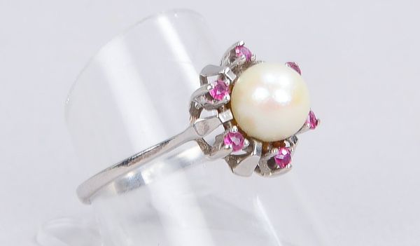 Ring, 585 WG (gestempelt), besetzt mit einzelner Perle und 6x kleinen Rubinen; RG 58, Gewicht 2,60 g
