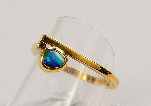 Ring (Goldschmiedearbeit), 585 GG (gest.), mit einzelnem Boulder-Opal; Gew. 3,10 g