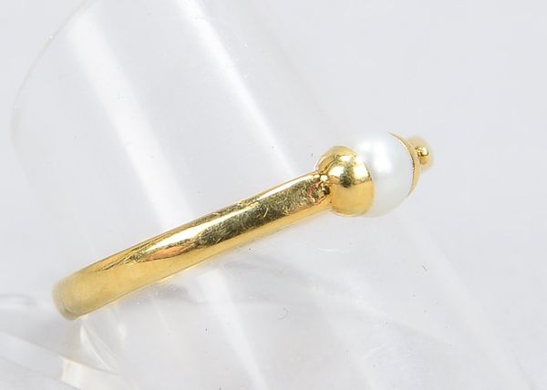 Ring, 585 GG (gestempelt), besetzt mit 1x Perle; RG 65, Gewicht 1,70 g