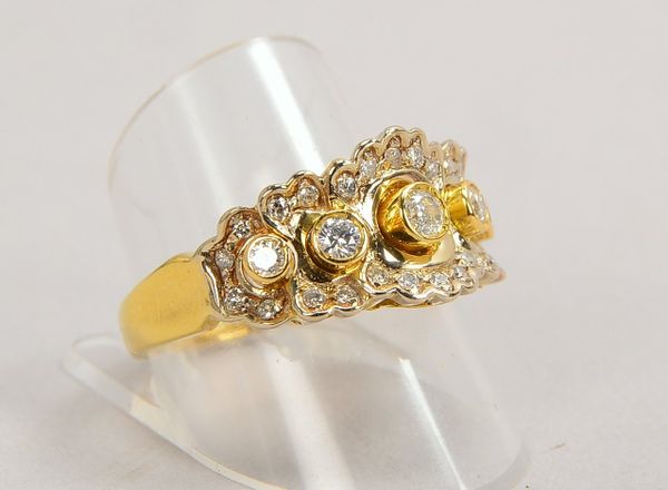 Ring, 750 GG (gestempelt), mit 31-fachem Diamantbesatz; RG 62, Gewicht 7,70 g