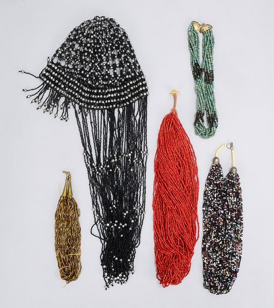 Konvolut Perlschmuck und anderes, u.a Koralle, 5 Teile