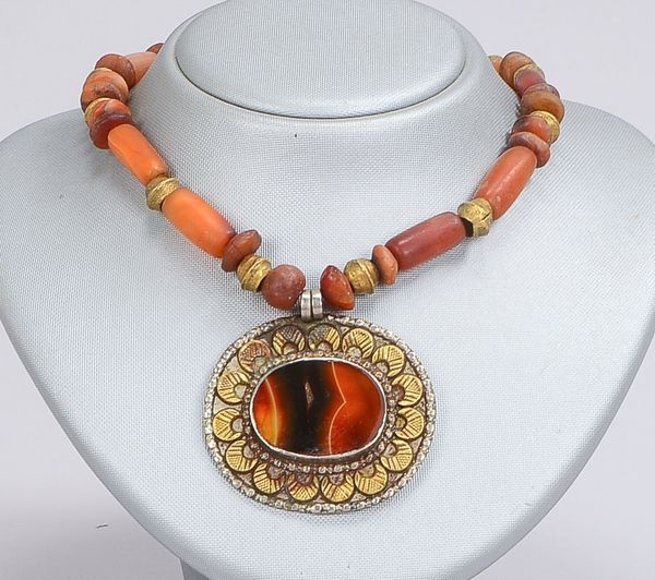 Ethnoschmuck (Tibet/Nepal): Collier, mit 8-fachem Perlenbesatz und kugelförmigen Messing-Zwischenele