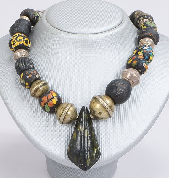 Ethnoschmuck (römisch-byzantinisch): Collier, umlaufend besetzt mit antiken Glasperlen - teils schwa