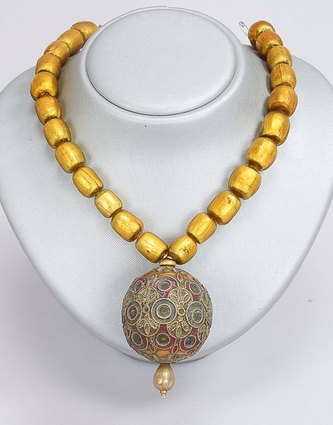Ethnoschmuck (Indien): Collier, umlaufend besetzt mit antiken Glasperlen, mit emailliertem Messing-A