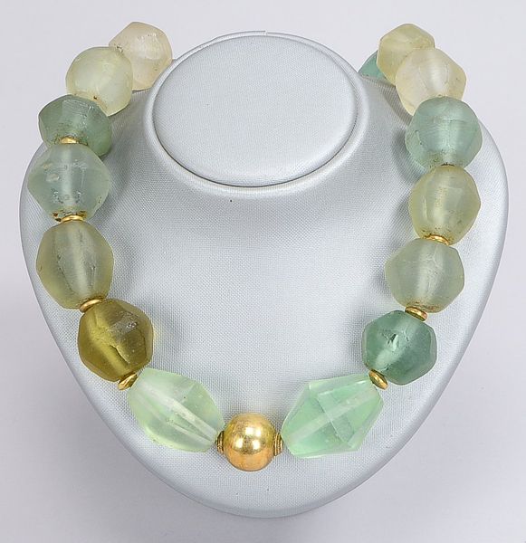 Ethnoschmuck (Thailand): Collier, umlaufend besetzt mit alten Glasperlen, facettierte Perlen in Wei