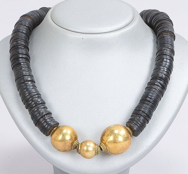 Ethnoschmuck (Afrika): Collier, umlaufend besetzt mit Kokosnuss-Plättchen, mittig mit 3x Silber-Zier