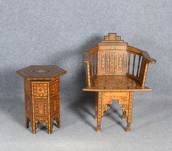 Sitzgruppe (Syrien), Nussbaum, mit aufwendigen Intarsien-/Einlegearbeiten, 2-teilig: 1 Tisch, Höhe 5