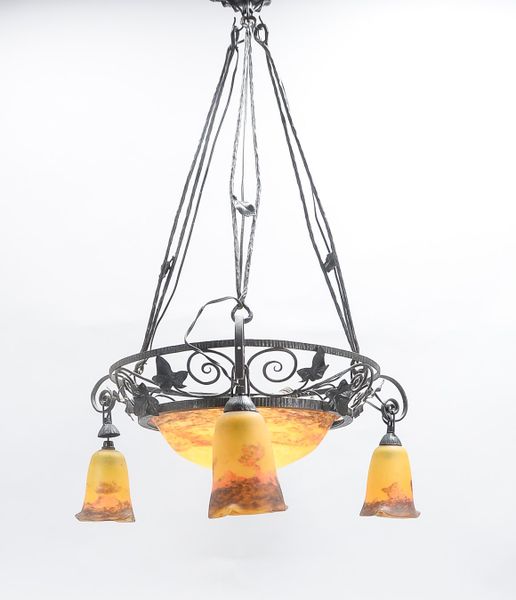 Deckenlampe (1920er/1930er Jahre), 4-flammig, schwarz gefasste Eisenmontierung, 4x Glasschirme mit F