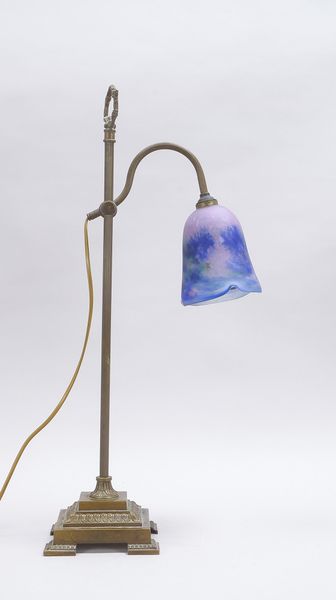 Tischlampe, 1-flammig, getreppter Metallfuß und Schaft/patiniert, Schirm mattiertes Glas in Flieder-