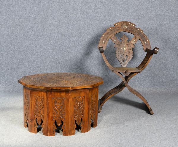 Kleines Sitzarrangement (Syrien), Holz mit ornamentaler Schnitzerei, teils mit Einlegearbeiten, 2-te