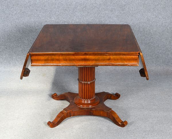 Spieltisch (Biedermeier), Mahagonifurnier, 2-schübige Zarge mit aufklappbaren Seiten, kannelierter S
