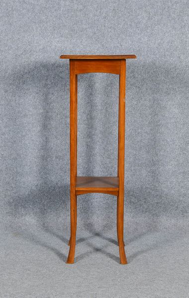 Blumenständer, Mahagoni, 2 Ebenen, auf schlanken Beinen - unten leicht geschwungen; Höhe 96,5 cm, Ma