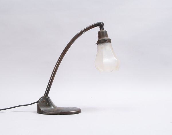 Tischlampe (Jugendstil), schwerer Bronzefuß, mit Glasschirm/2-fach verstellbar, unterseitig gemarkt