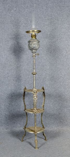 Etagere, 3-stufig, mit Petroleumlampe, Österreich um 1880/1890, Gußeisen verchromt, Petrol; Gesamthö