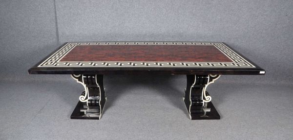 Esstisch, Greca-Dekor mit Mäanderband, mass. Holz mit gef. Marmor-Einlegearb.