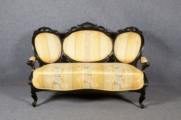 Sofa (im Louis XV-Stil), ebonisiert, mit Schnitzwerk, Stoffbezug; Breite 152 cm