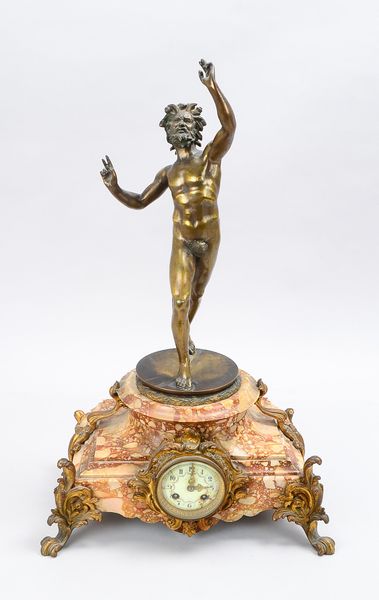 Kaminuhr/Salonuhr, Frankreich, Mamorgehäuse mit Bronzenapplikationen/Akanthus, bekrönt von Bronzesku