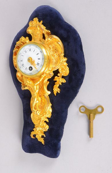 Kleine Kartelluhr (Frankreich, um 1900), Schlüsselaufzug, Emaille-Zifferblatt mit römischen Indizes,