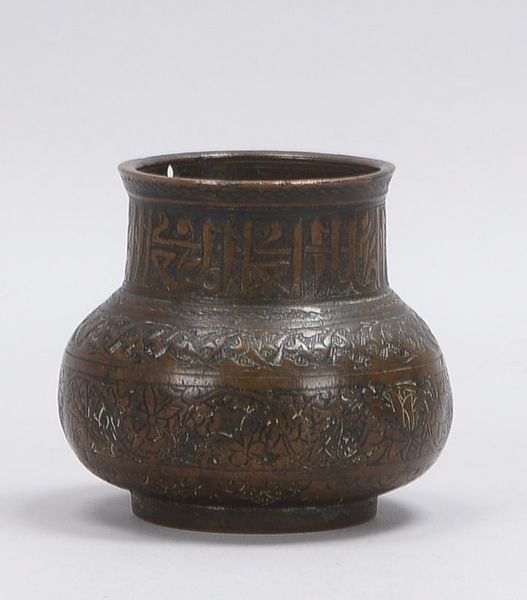 Altes Trinkgefäß (wohl Khwasan/Persien), sog. 'Mashraba', Wandung flächendeckend mit ziselierten ara