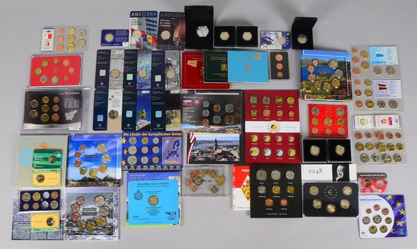 Umfangreiche Münzsammlung: diverse Euro-Kussätze, in Holzbox gesammelt