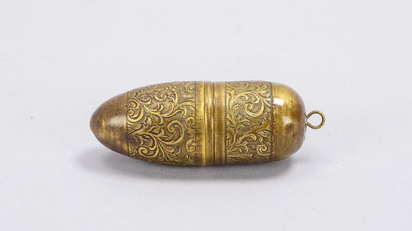 Antikes Reise-Nadeldöschen (um 1900), Messing, in floraler Jugenstil-Gestaltung, mit Öse für Halsket