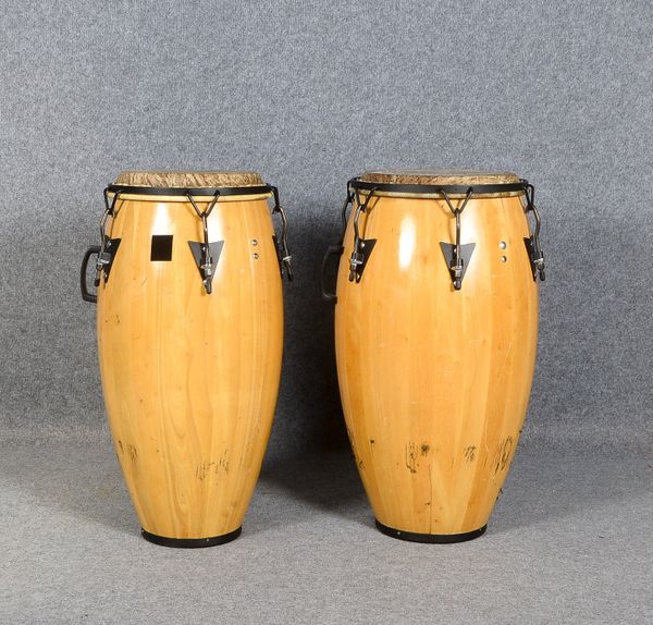 Paar Congas - neu bespannt!, mit Conga-Hardware, 'Latin Percussion', anbei 2x Tragetaschen ('Meinl'