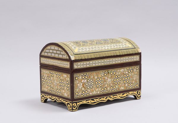 Schmuckschatulle (Ägypten - Handarbeit), Korpus im Mosaikdekor/mit Perlmutt-Einlagen, Schatulle mit