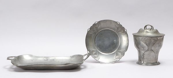 Kleines Servierteile-Sammlerkonvolut (Jugendstil), Zinn, 3 Teile: Tablett mit 2x Handhaben, Maße 34