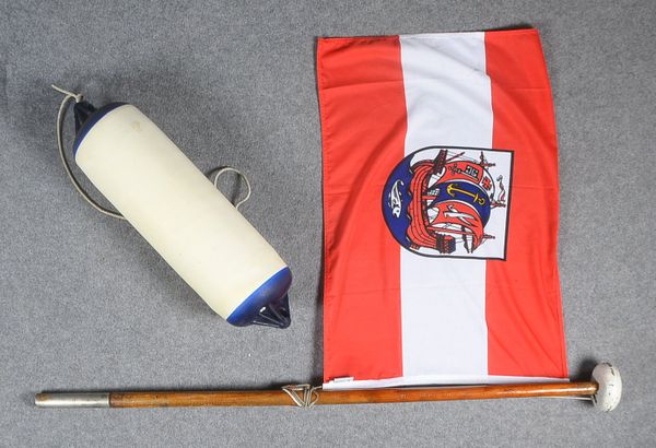 Zwei maritime Sammlerstücke: Bremerhavener Hissflagge für höhere Windlasten, mit originialem Flaggen