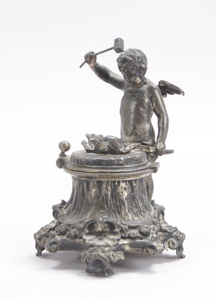 Figürlicher Tintenfass, Historismus, Weißmetall, Gestaltung in 'Putto als Schmied', mit Einsatz im r